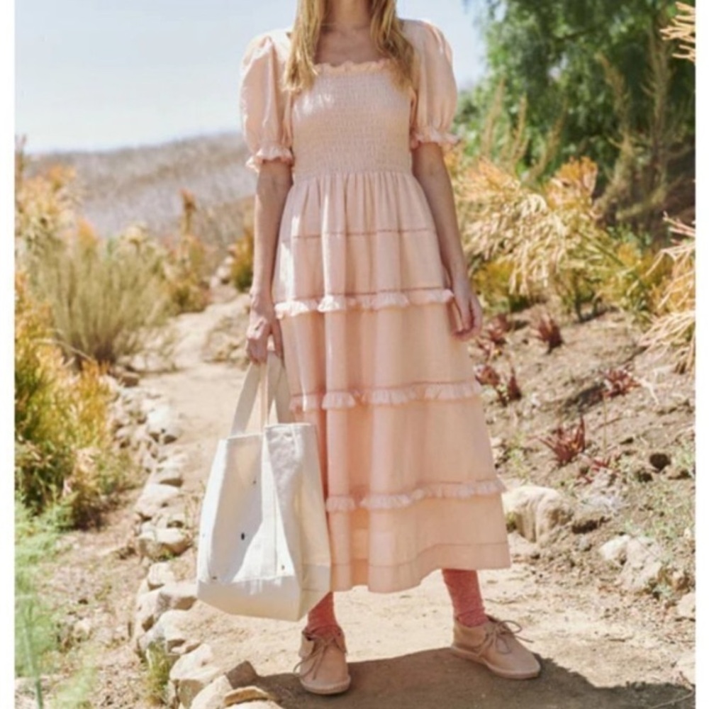 THE GREAT. The Scallop Savanna Dress in Light Peach